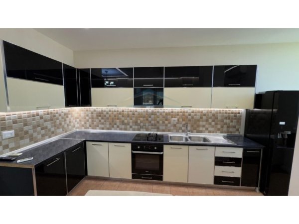 Tirane, jepet me qera apartament 2+1 Kati 3, 119 m² 900 € (Liqeni I thate)