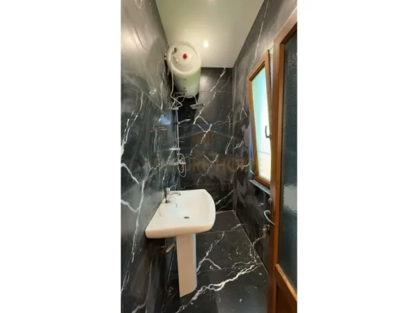 Tirane, jepet me qera apartament 2+1 Kati 3, 119 m² 900 € (Liqeni I thate)