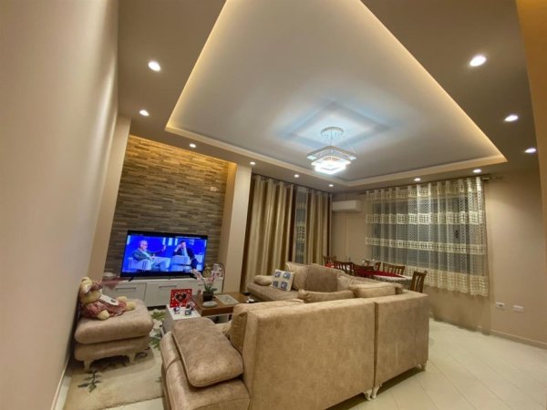 Tirane, jepet me qera apartament 2+1+Ballkon Kati 3, 117 m² 550 € (Fresk ,prane Restorant Fresku)