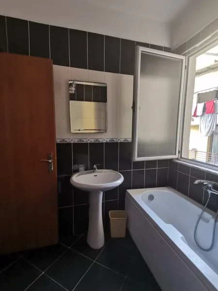Tirane, jepet me qera apartament 1+1+Aneks+Ballkon Kati 3, 58 m² 400 € (kodra e diellit)