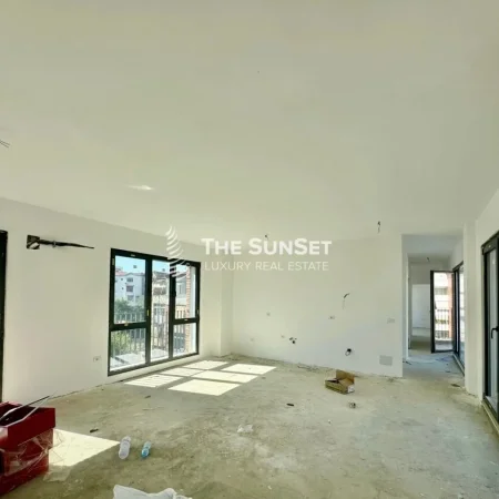 Tirane, shitet apartament 3+1+Ballkon Kati 3, 180 m² (Ali Demi)