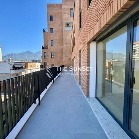 Tirane, shitet apartament 3+1+Ballkon Kati 3, 180 m² (Ali Demi)