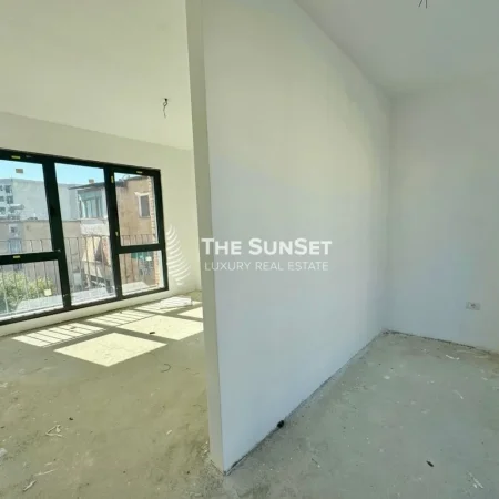 Tirane, shitet apartament 3+1+Ballkon Kati 3, 180 m² (Ali Demi)