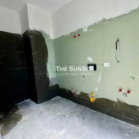 Tirane, shitet apartament 3+1+Ballkon Kati 3, 180 m² (Ali Demi)