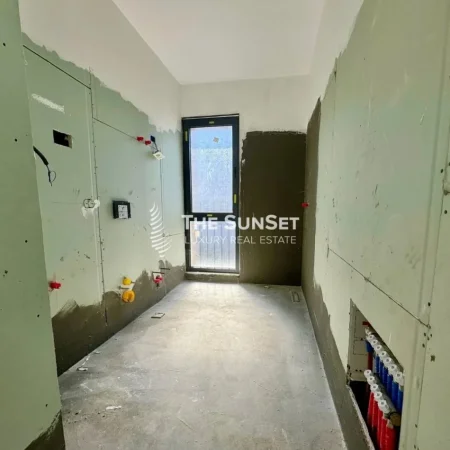 Tirane, shitet apartament 3+1+Ballkon Kati 3, 180 m² (Ali Demi)