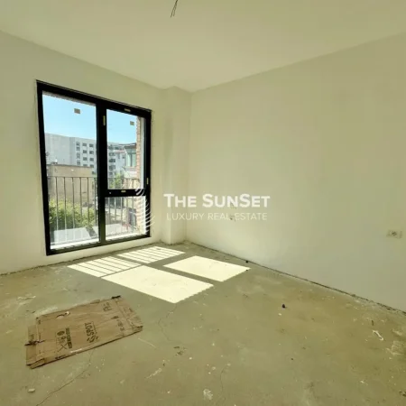 Tirane, shitet apartament 3+1+Ballkon Kati 3, 180 m² (Ali Demi)