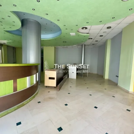 Tirane, jepet me qera ambjent biznesi Kati 0, 215 m² 2.700 € (Qender)