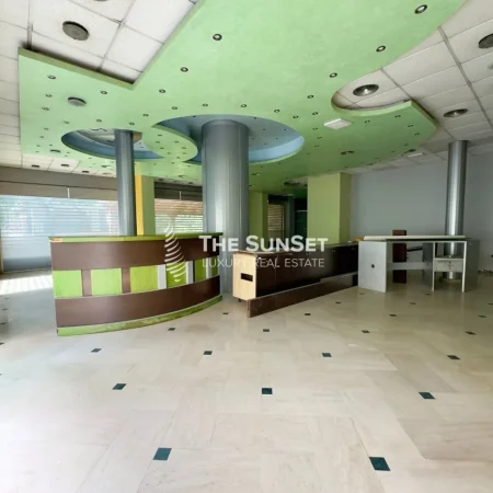 Tirane, jepet me qera ambjent biznesi Kati 0, 215 m² 2.700 € (Qender)