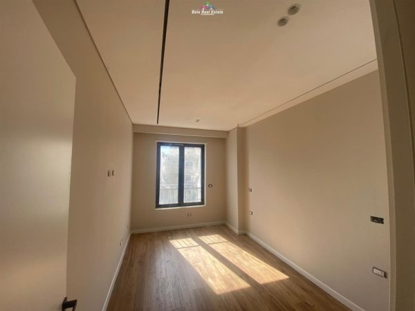 Tirane, jepet me qera zyre Kati 3, 110 m² 750 € (stacioni i trenit)