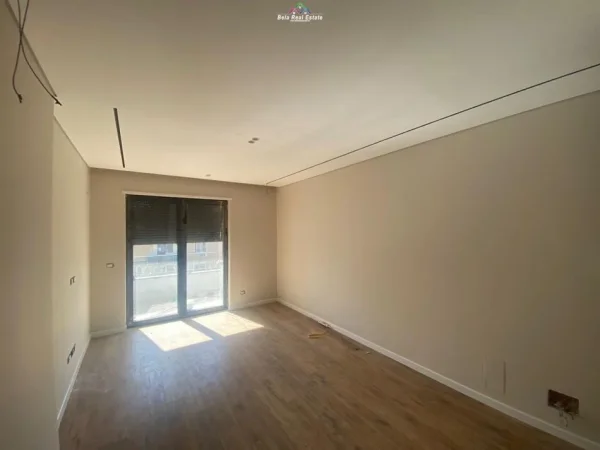 Tirane, jepet me qera zyre Kati 3, 110 m² 750 € (stacioni i trenit)