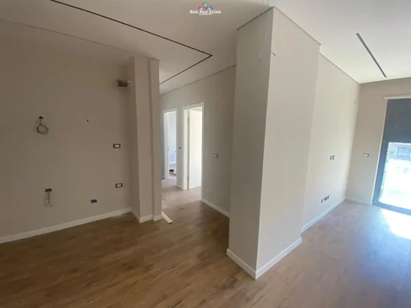 Tirane, jepet me qera zyre Kati 3, 110 m² 750 € (stacioni i trenit)