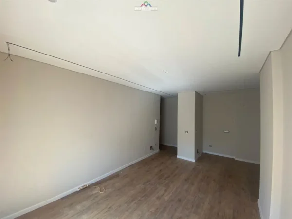 Tirane, jepet me qera zyre Kati 3, 110 m² 750 € (stacioni i trenit)