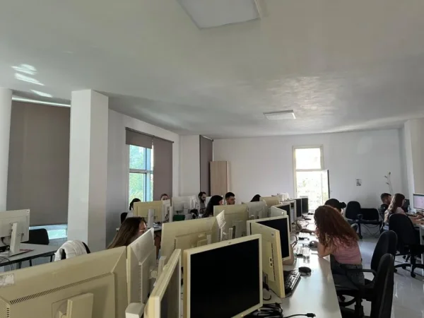 Tirane, jepet me qera ambjent biznesi Kati 3, 350 m² 2.500 € (Laprake)