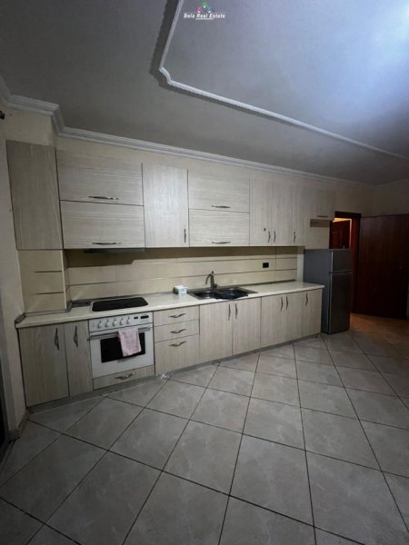 Tirane, jepet me qera apartament 2+1 Kati 3, 103 m² 500 € (astir)