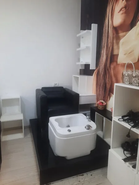 Tirane, jepet me qera ambjent biznesi Kati 0, 30 m² 300 € (Blloku)