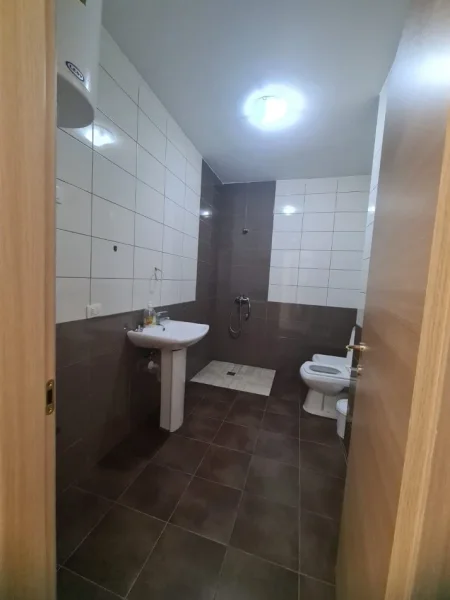 AMBIENT PER ZYRA ME QIRA 120 m² (ATSH)