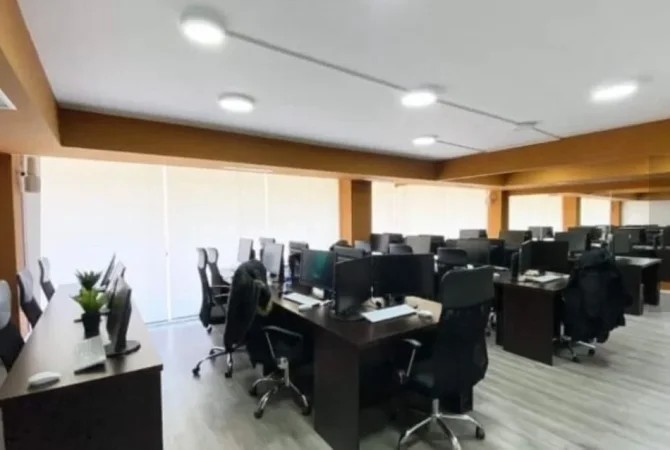 Tirane, jepet me qera zyre Kati 2, 200 m² 3.000 € (Bllok)