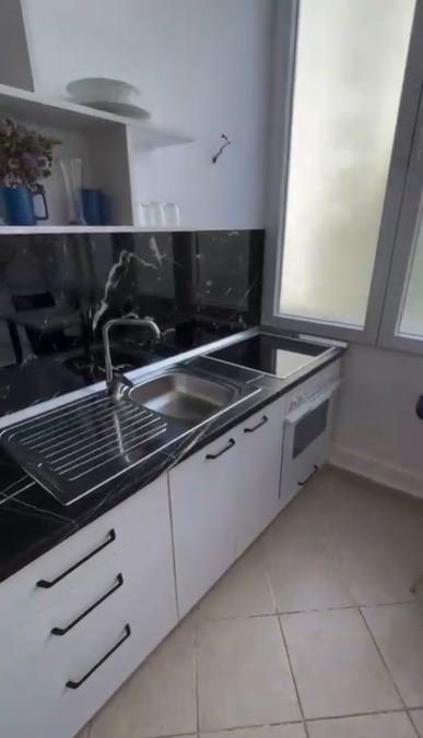 Tirane, jepet me qera apartament 1+1 Kati 4, 40 m² 500 € (Rruga e Kavajës)
