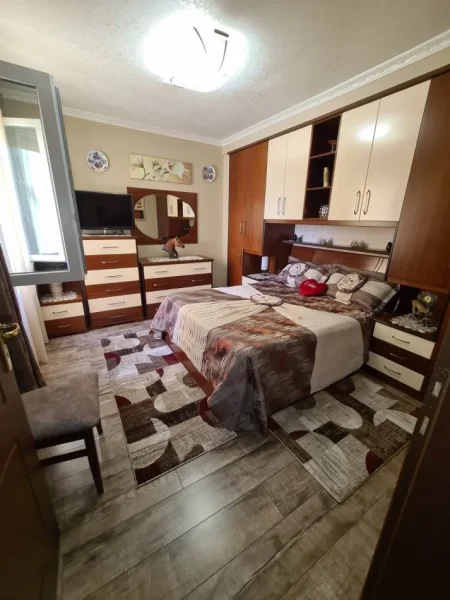 Shitet apartament 2+1  115.000 € (Durres) rruga Pavaresia