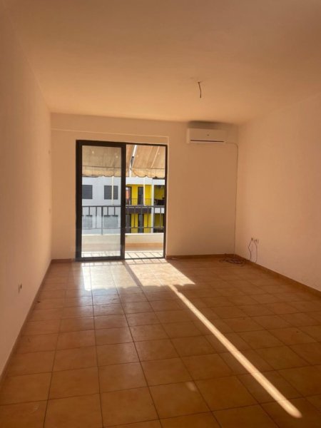 Tirane, jepet me qera apartament 2+1 , 80 m² 350 € (Yzberisht)