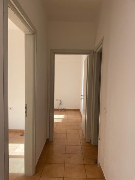 Tirane, jepet me qera apartament 2+1 , 80 m² 350 € (Yzberisht)