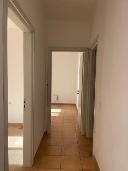 Tirane, jepet me qera apartament 2+1 , 80 m² 350 € (Yzberisht)