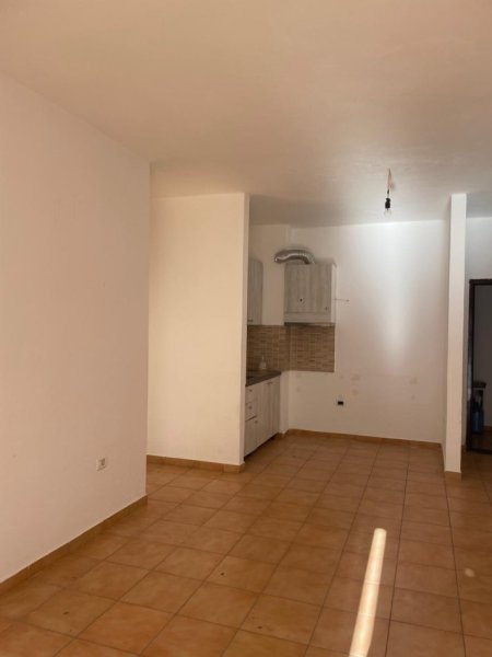 Tirane, jepet me qera apartament 2+1 , 80 m² 350 € (Yzberisht)