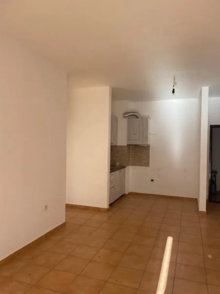 Tirane, jepet me qera apartament 2+1 , 80 m² 350 € (Yzberisht)