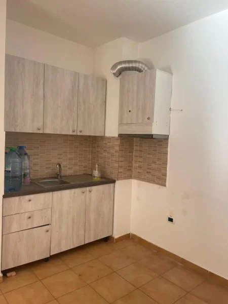 Tirane, jepet me qera apartament 2+1 , 80 m² 350 € (Yzberisht)