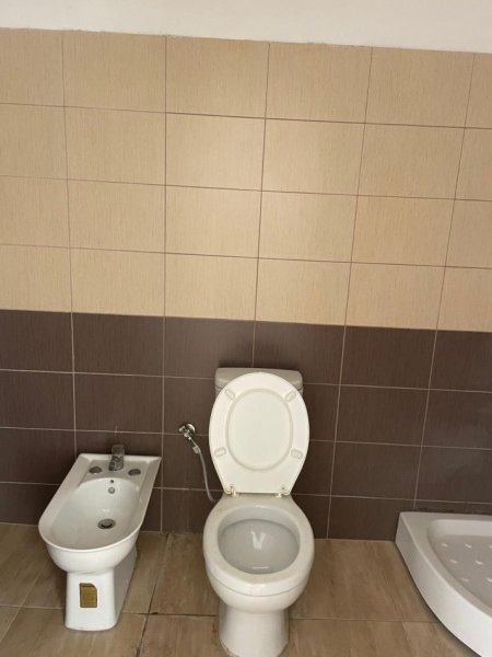 Tirane, jepet me qera apartament 2+1 , 80 m² 350 € (Yzberisht)