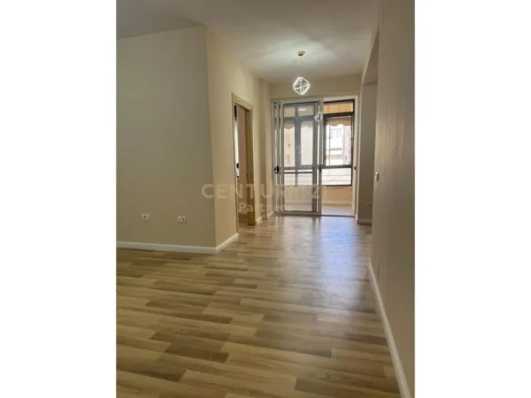 Tirane, shitet apartament 2+1+Ballkon Kati 2, 85 m² 125.000 € (Rruga Tish Dahia)