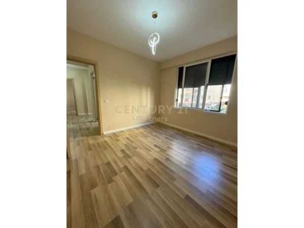 Tirane, shitet apartament 2+1+Ballkon Kati 2, 85 m² 125.000 € (Rruga Tish Dahia)