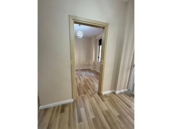 Tirane, shitet apartament 2+1+Ballkon Kati 2, 85 m² 125.000 € (Rruga Tish Dahia)