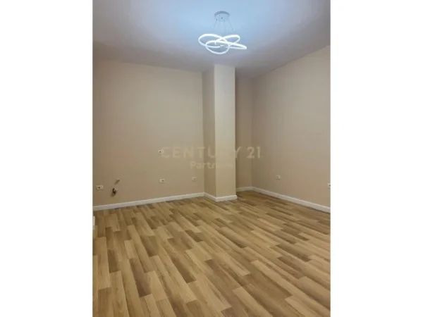 Tirane, shitet apartament 2+1+Ballkon Kati 2, 85 m² 125.000 € (Rruga Tish Dahia)