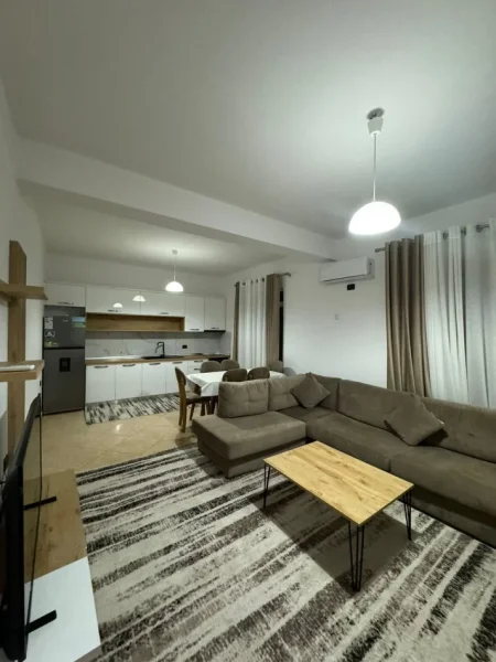 Tirane, jepet me qera 2+1+Ballkon Kati 4, 90 m² 500 € (Rruga 5 Maji)