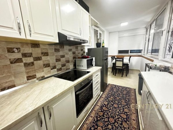 Tirane, shitet apartament 2+1+Ballkon Kati 1, 165 m² 168.000 € (Rruga Rrapo Hekali)
