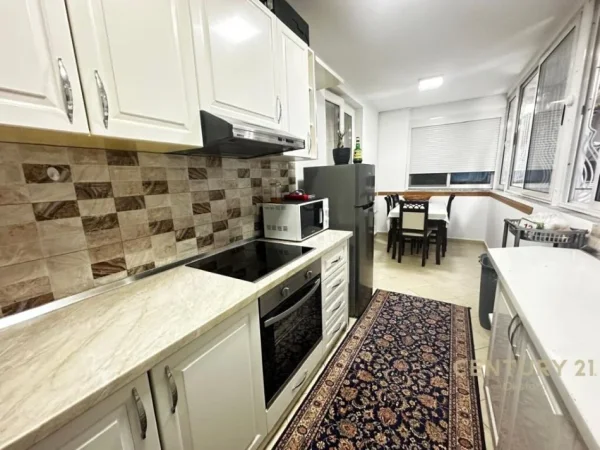 Tirane, shitet apartament 2+1+Ballkon Kati 1, 165 m² 168.000 € (Rruga Rrapo Hekali)