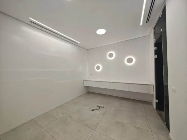 Tirane, Ambient biznesi me qira  Kati 0, 149 m² 3.580 € (Sky Tower)