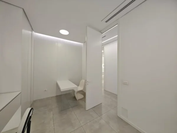 Tirane, Ambient biznesi me qira  Kati 0, 149 m² 3.580 € (Sky Tower)