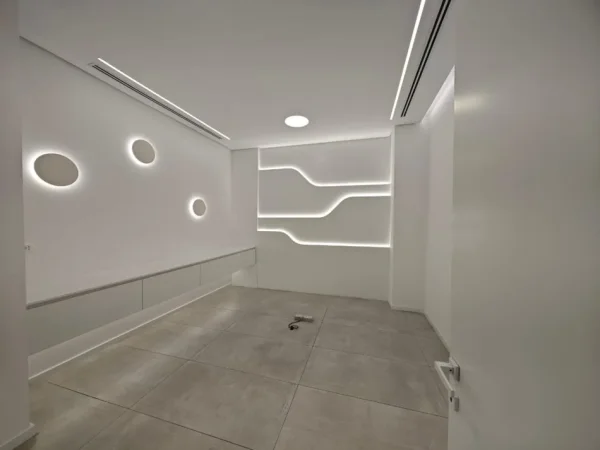 Tirane, Ambient biznesi me qira  Kati 0, 149 m² 3.580 € (Sky Tower)