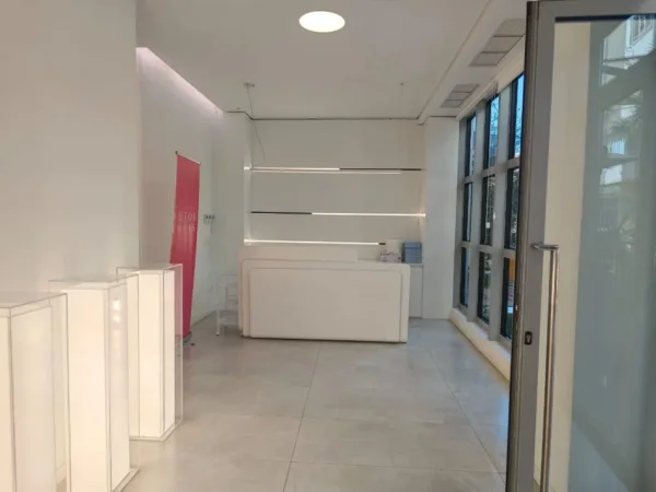 Tirane, Ambient biznesi me qira  Kati 0, 149 m² 3.580 € (Sky Tower)