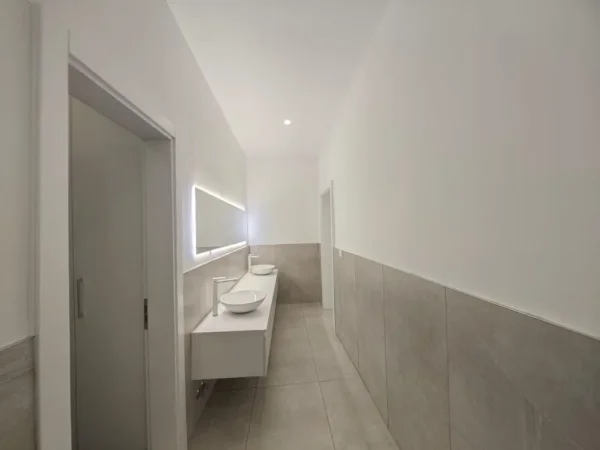 Tirane, Ambient biznesi me qira  Kati 0, 149 m² 3.580 € (Sky Tower)