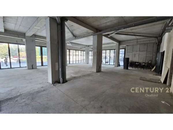 Tirane, jepet me qera ambjent biznesi Kati 0, 474 m² 7.200 € (Rruga e Kavajes)