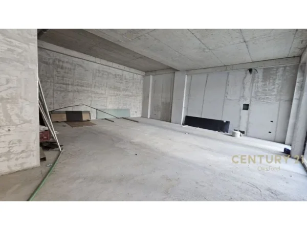 Tirane, jepet me qera ambjent biznesi Kati 0, 474 m² 7.200 € (Rruga e Kavajes)