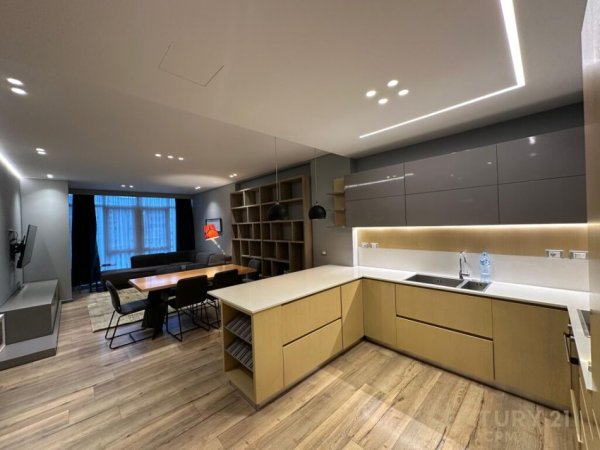 Tirane, jepet me qera apartament 2+1 Kati 7, 110 m² 1.100 € (komuna e parisit)