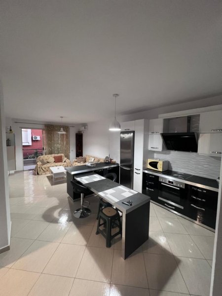 Tirane, jepet me qera 2+1+Ballkon Kati 3, 590 € Liqeni Rruga Peti)