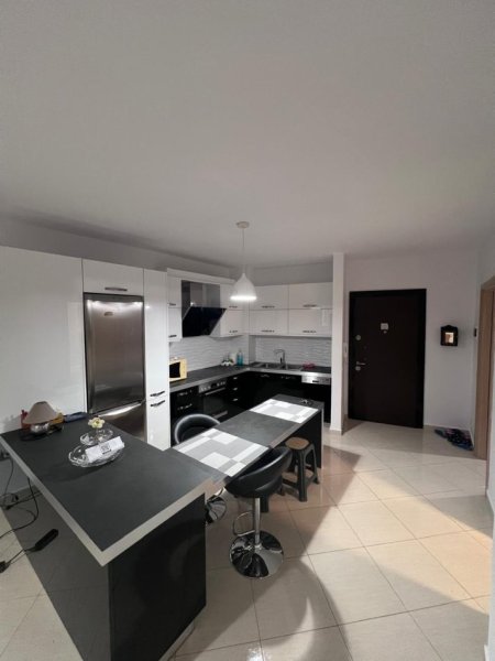 Tirane, jepet me qera 2+1+Ballkon Kati 3, 590 € Liqeni Rruga Peti)