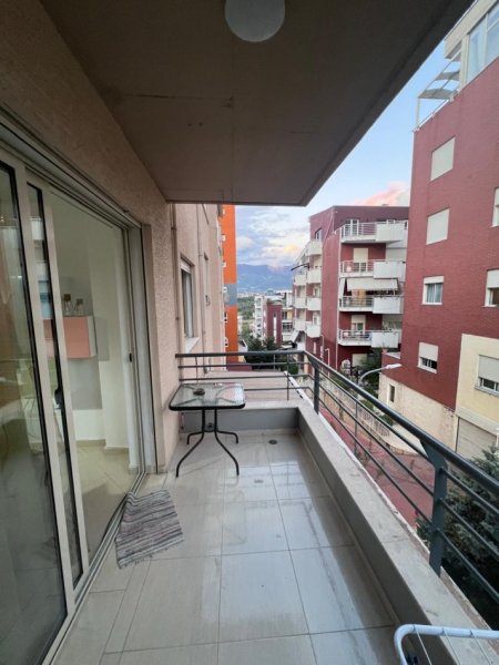 Tirane, jepet me qera 2+1+Ballkon Kati 3, 590 € Liqeni Rruga Peti)