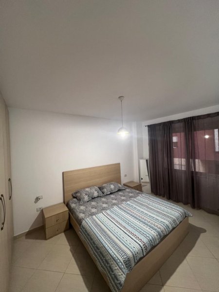 Tirane, jepet me qera 2+1+Ballkon Kati 3, 590 € Liqeni Rruga Peti)