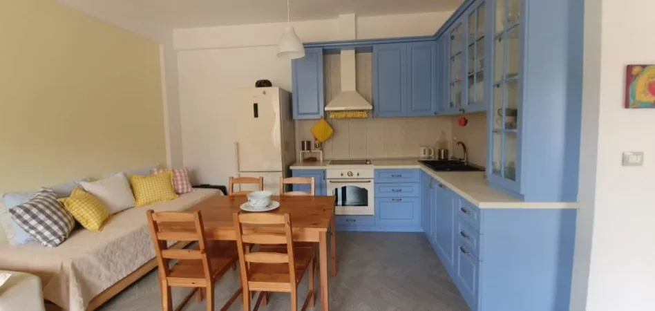 Vlore, jepet me qera apartament 1+1+Ballkon Kati 1, 70 m² 800 € (uji i ftohte vlore)